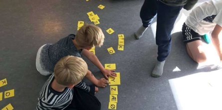 To børn leger med bogstaver