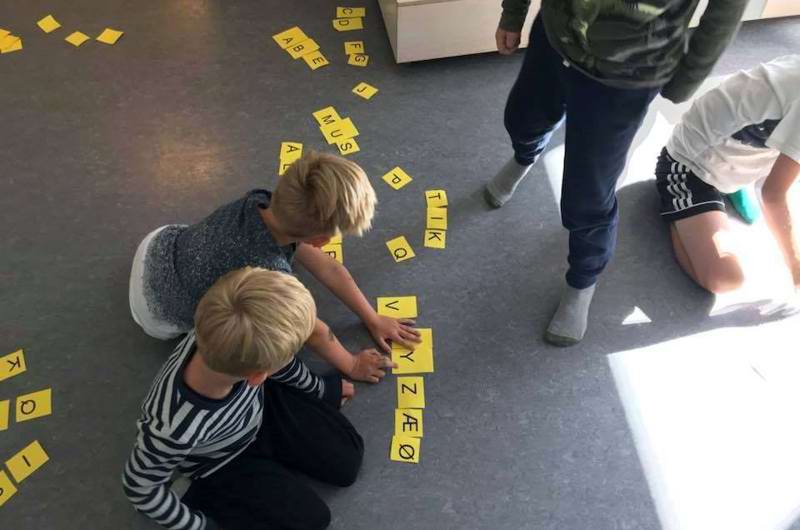 To børn leger med bogstaver